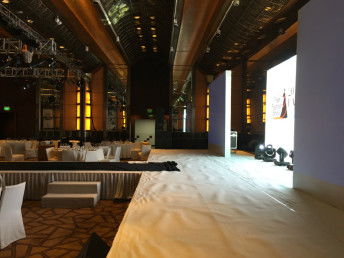 上海服裝發(fā)布會策劃與舞臺搭建指南 成像燈租賃與展覽服務解析